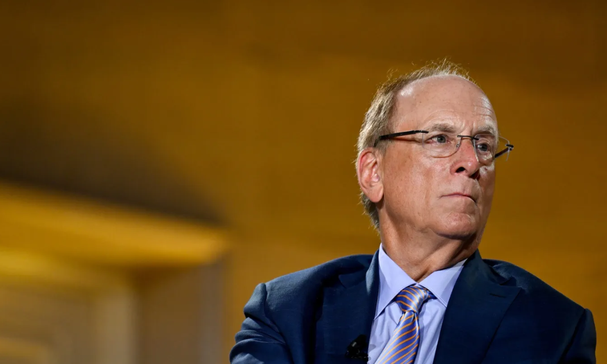 Larry Fink diz que a guerra no Irã terminará em um de dois extremos: abundância e crescimento com petróleo a 40 dólares, ou recessão global com anos de petróleo a 150 dólares