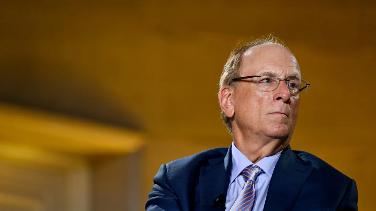  Larry Fink diz que a guerra no Irã terminará em um de dois extremos: abundância e crescimento com petróleo a 40 dólares, ou recessão global com anos de petróleo a 150 dólares