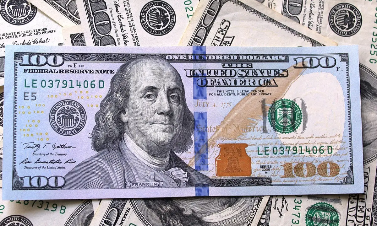 Dólar sobe com inflação forte nos EUA e incerteza sobre o Irã