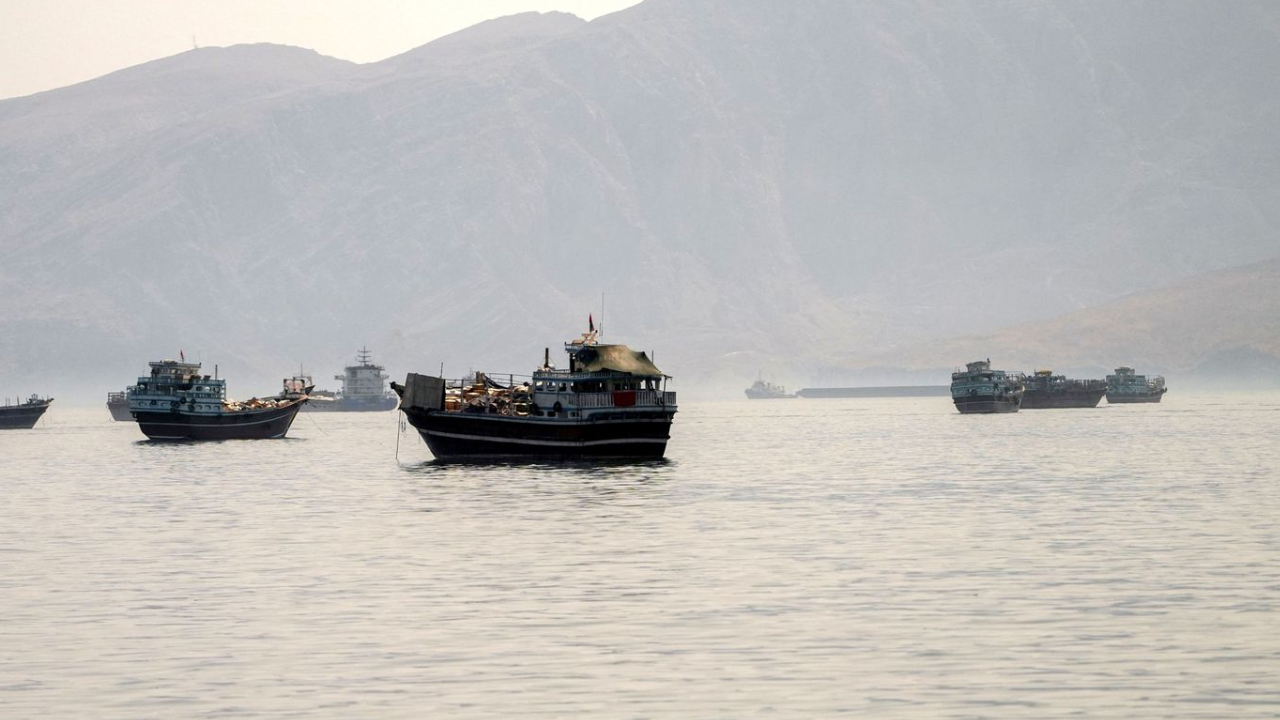  Tráfego marítimo continua no Estreito de Hormuz apesar das ameaças iranianas