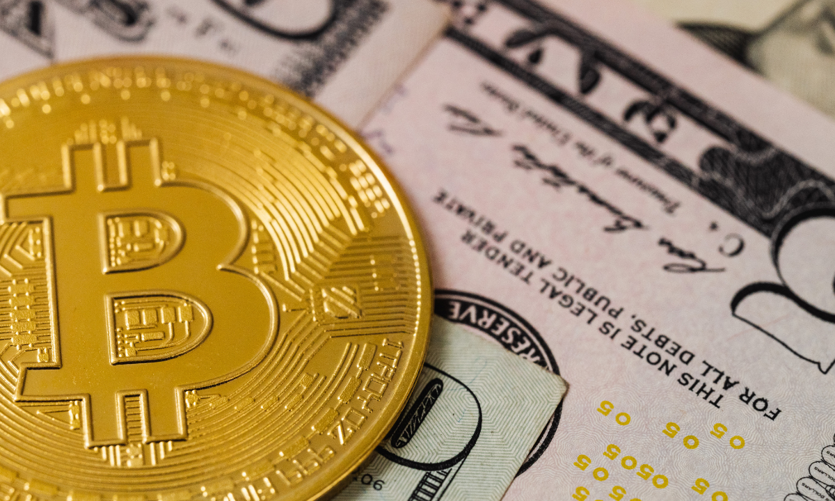 Bitcoin recua para US$ 62 mil enquanto traders reduzem risco antes do Fed