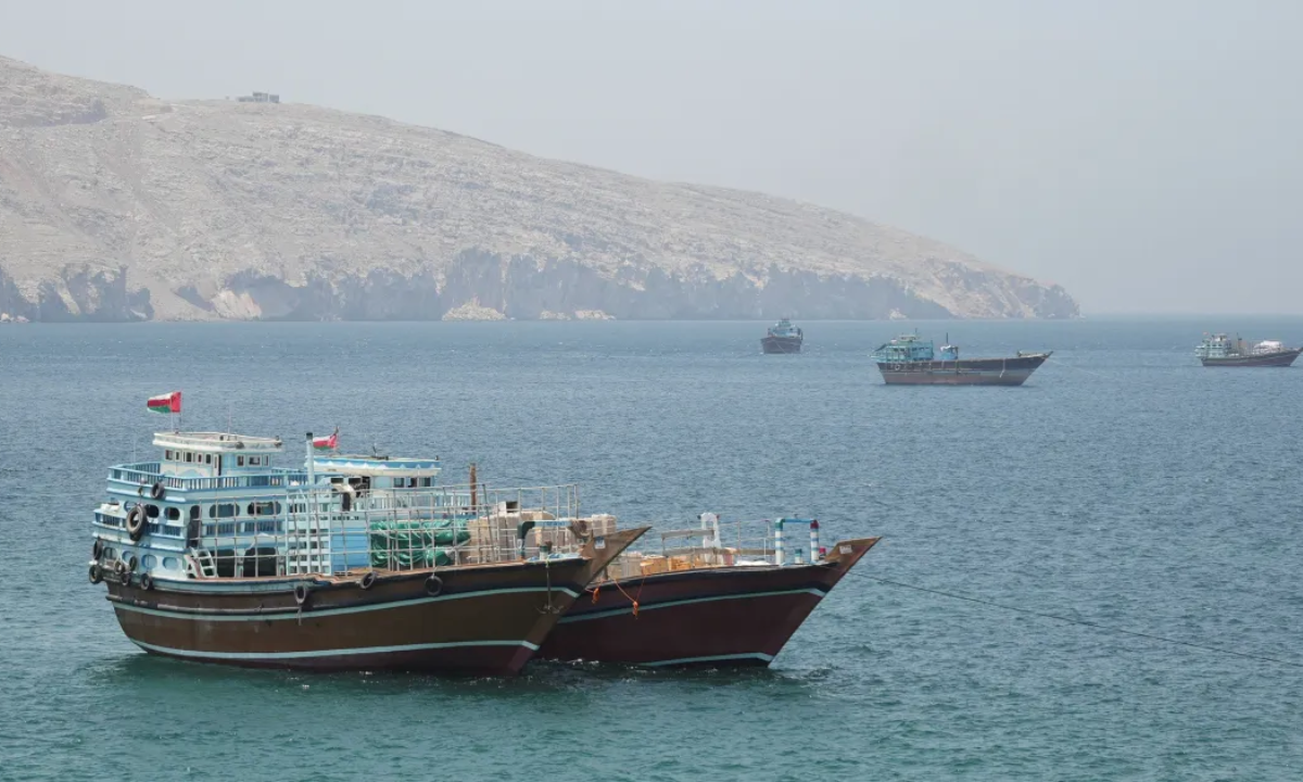 Estados Unidos e Irã trocam novos ataques enquanto crise de Hormuz se agrava