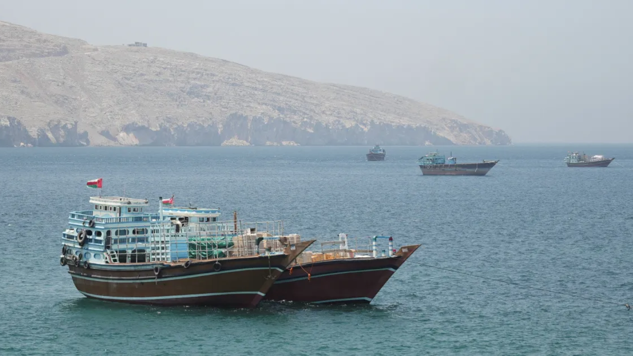 Estados Unidos e Irã trocam novos ataques enquanto crise de Hormuz se agrava