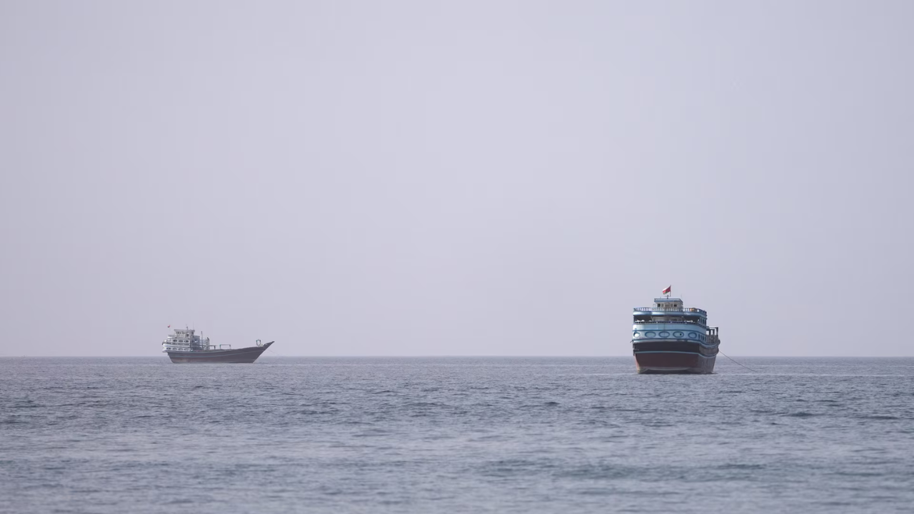  Navios continuam atravessando o Estreito de Hormuz apesar da guerra, diz Chris Wright