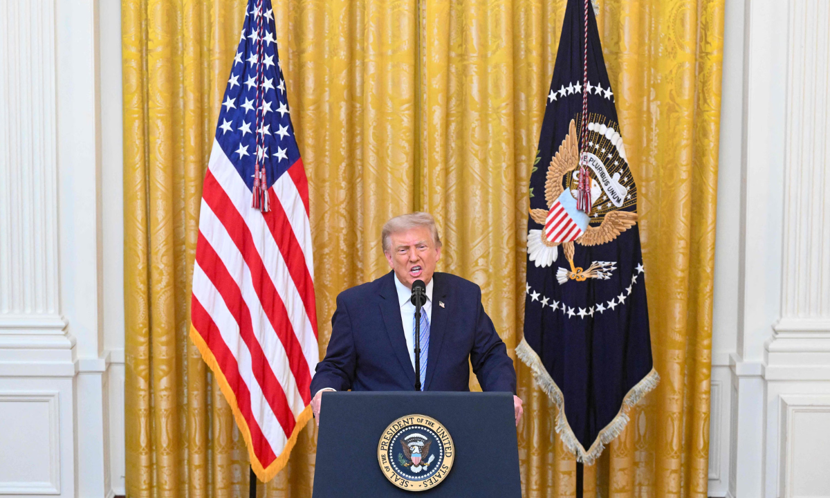 Trump ameaça Irã com retaliação após morte de soldados americanos