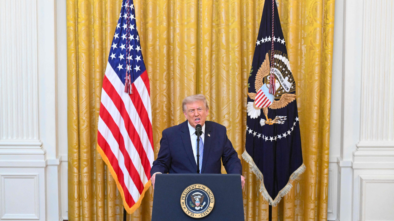  Trump ameaça Irã com retaliação após morte de soldados americanos