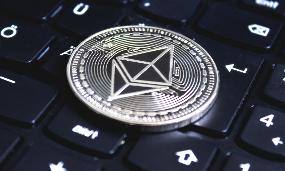 Ethereum entra em zona de liquidação crítica enquanto US$ 2.000 vira o próximo grande teste