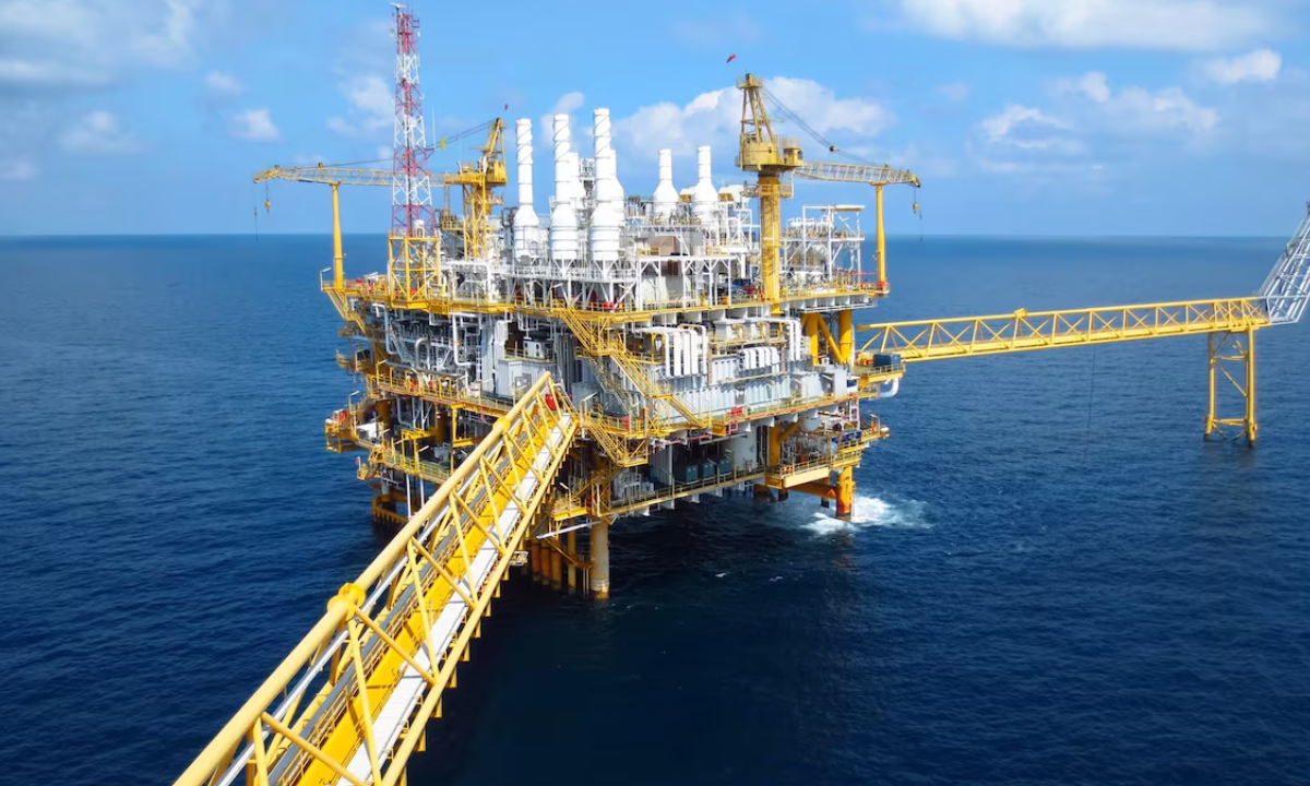 Petróleo perde prêmio de risco com avanço das negociações para reabrir Hormuz