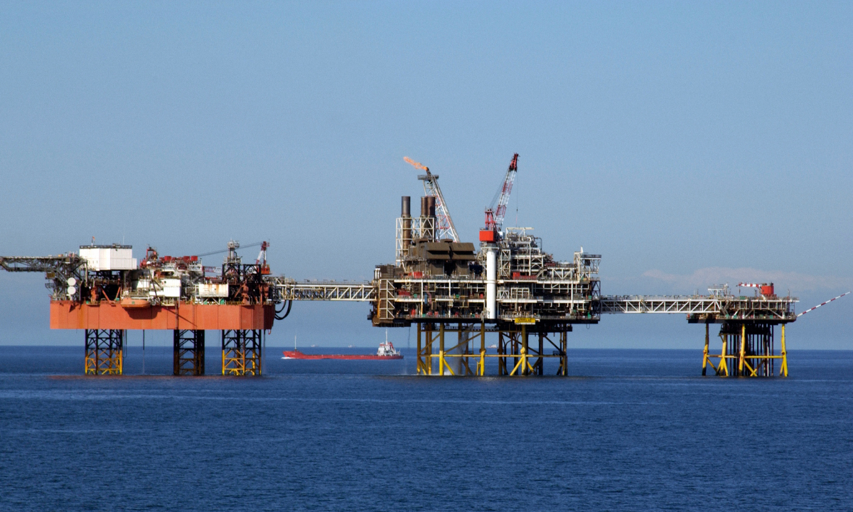Menos navios em Hormuz e estoques menores nos EUA apertam o mercado de petróleo