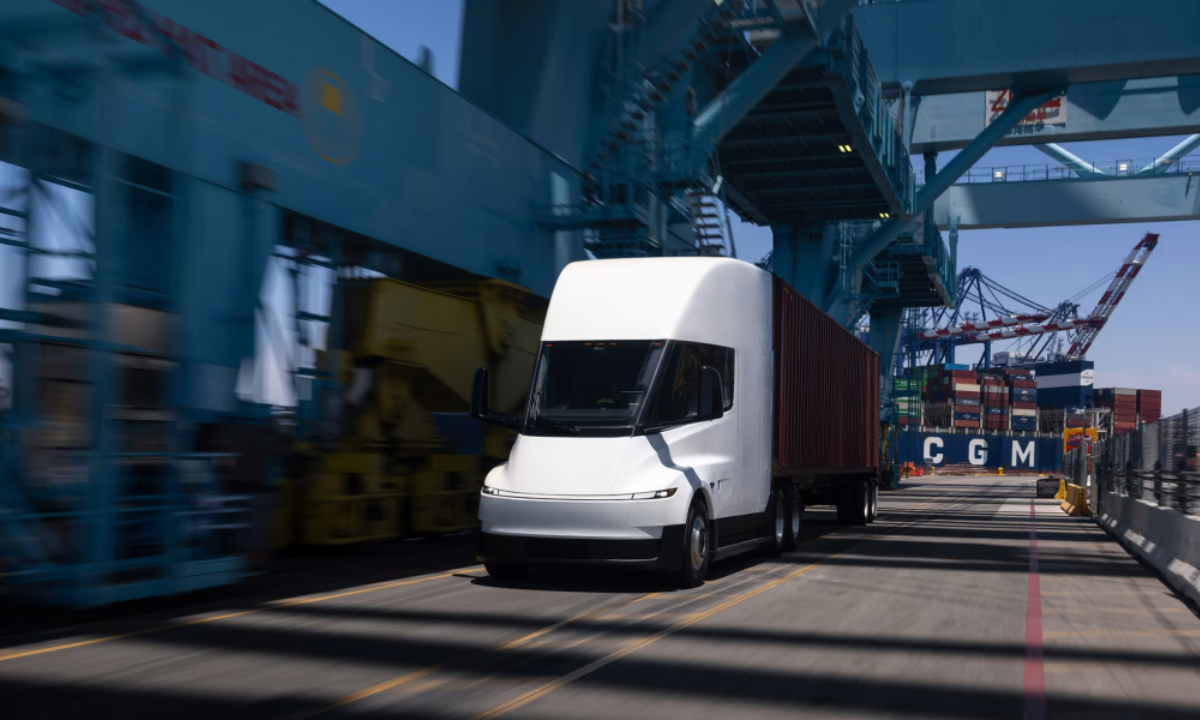 Tesla inicia entregas do Semi elétrico após quase uma década de atrasos