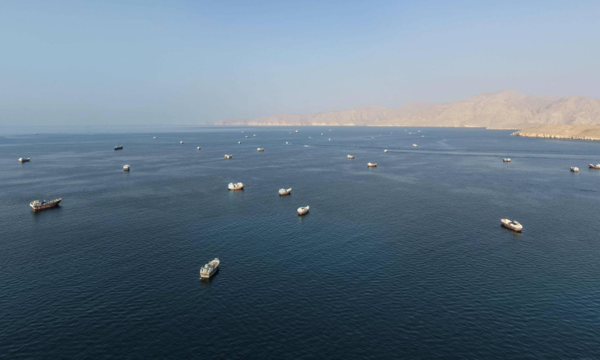 Exportações de petróleo por Hormuz enfrentam ataques e custos elevados